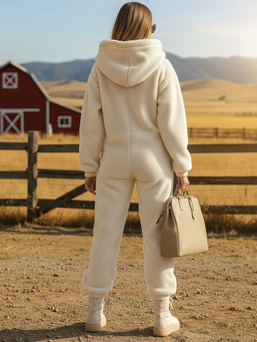 Kuscheliger Damen Teddyfleece Jumpsuit mit Kapuze | Wärmender Wohlfühl-Overall für kalte Tage