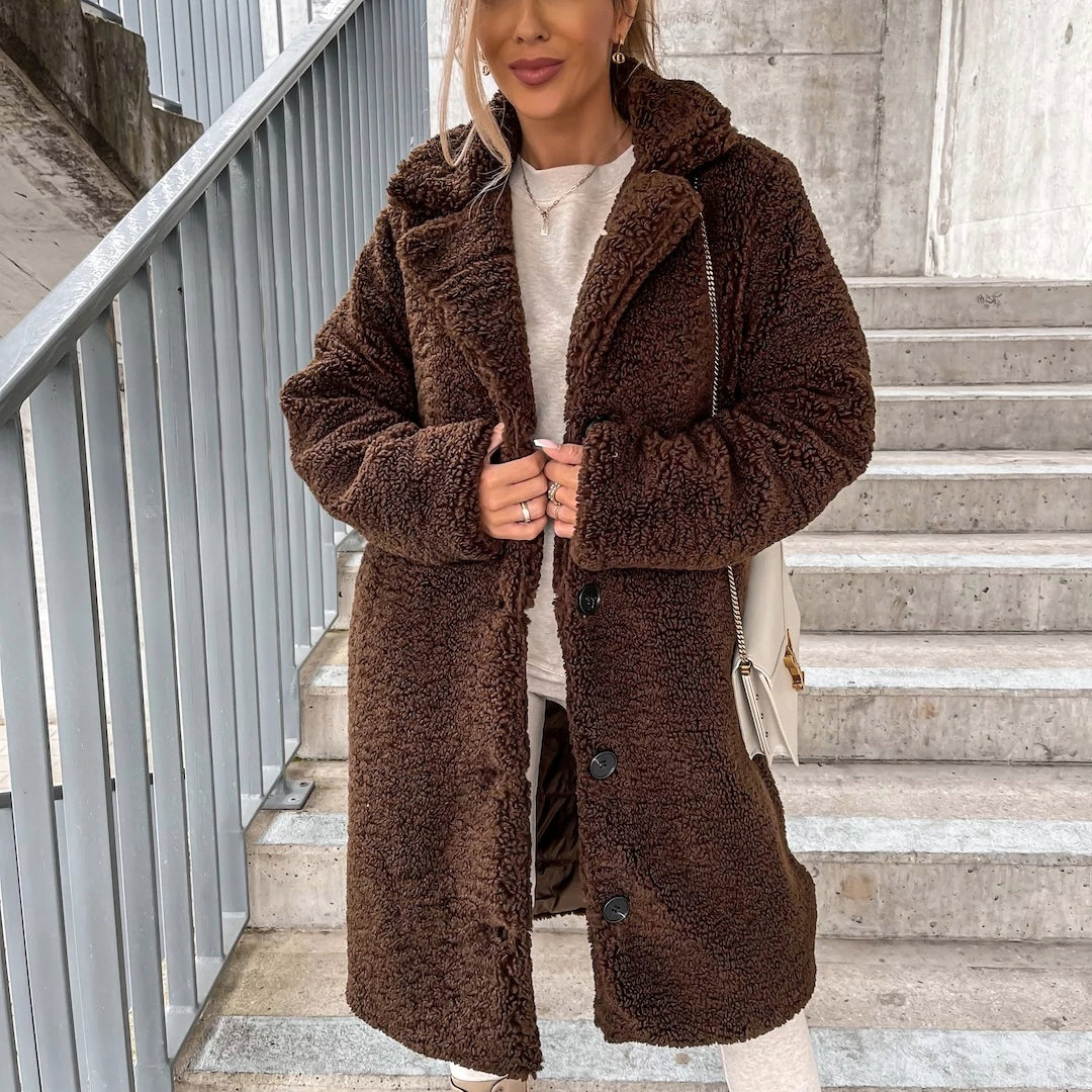 Lisandra | Damen Teddy-Langmantel mit Reverskragen & Knöpfen – Kuscheliger Wintermantel aus Weichem Plüsch in Einfarbigem Design