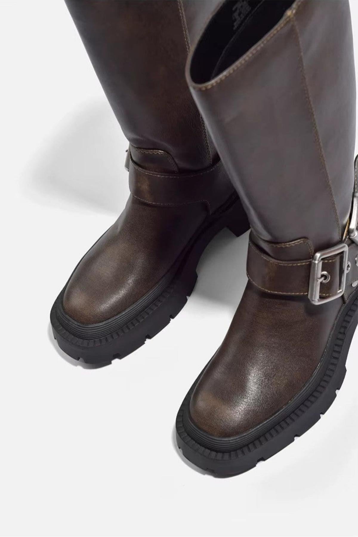Hohe Damen Stiefel mit Schnalle | Flach, Urban & Trendig in Braun