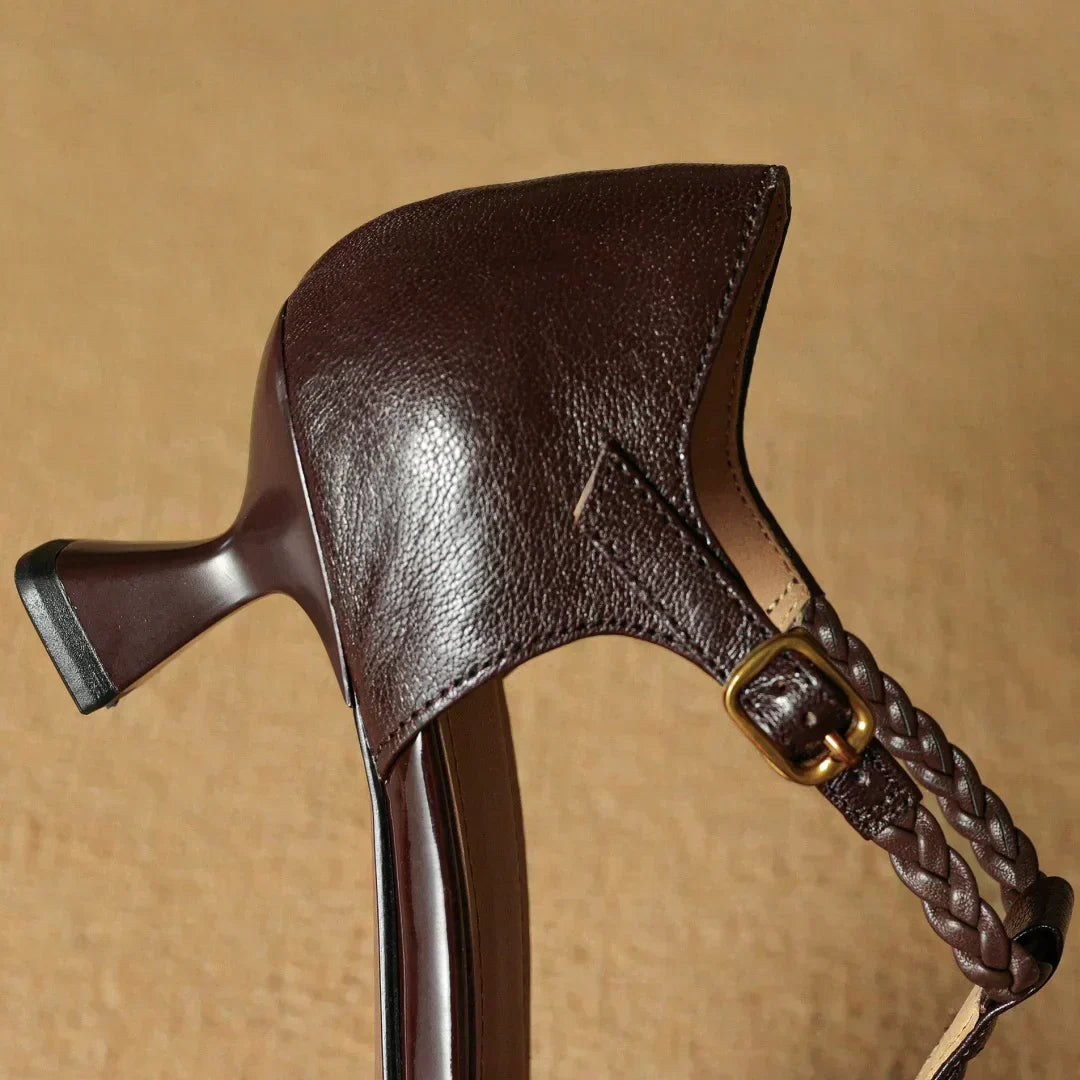 Damen Sandalen – Elegante Sandalen mit Absatz & geflochtenem T-Riemen