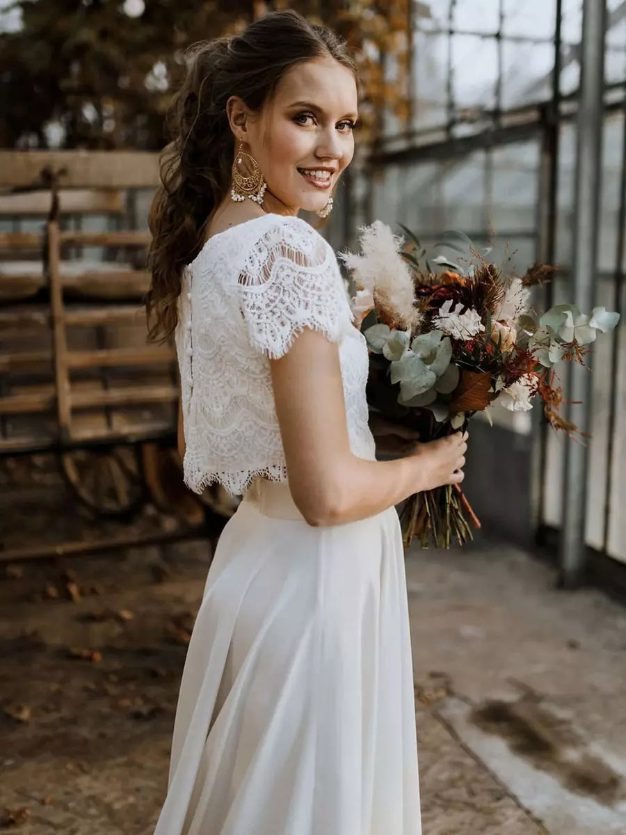 Elegantes Braut-Set mit Spitzenoberteil und fließendem Rock – Romantisch, Feminin & Zeitlos