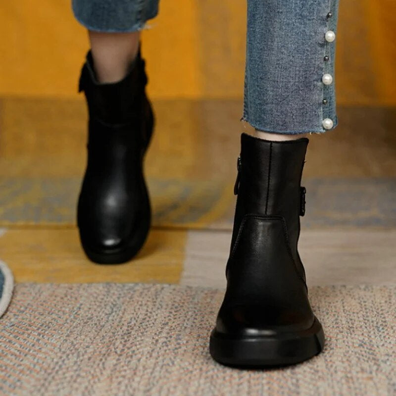 Solenne | Damen Stiefeletten in Mid-Ankle Höhe mit Seitenschnalle & flacher Komfortsohle