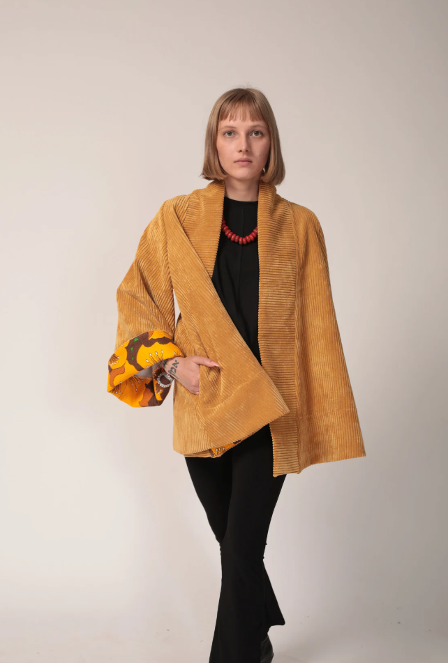 Ockerfarbene Cordjacke mit breitem Kragen