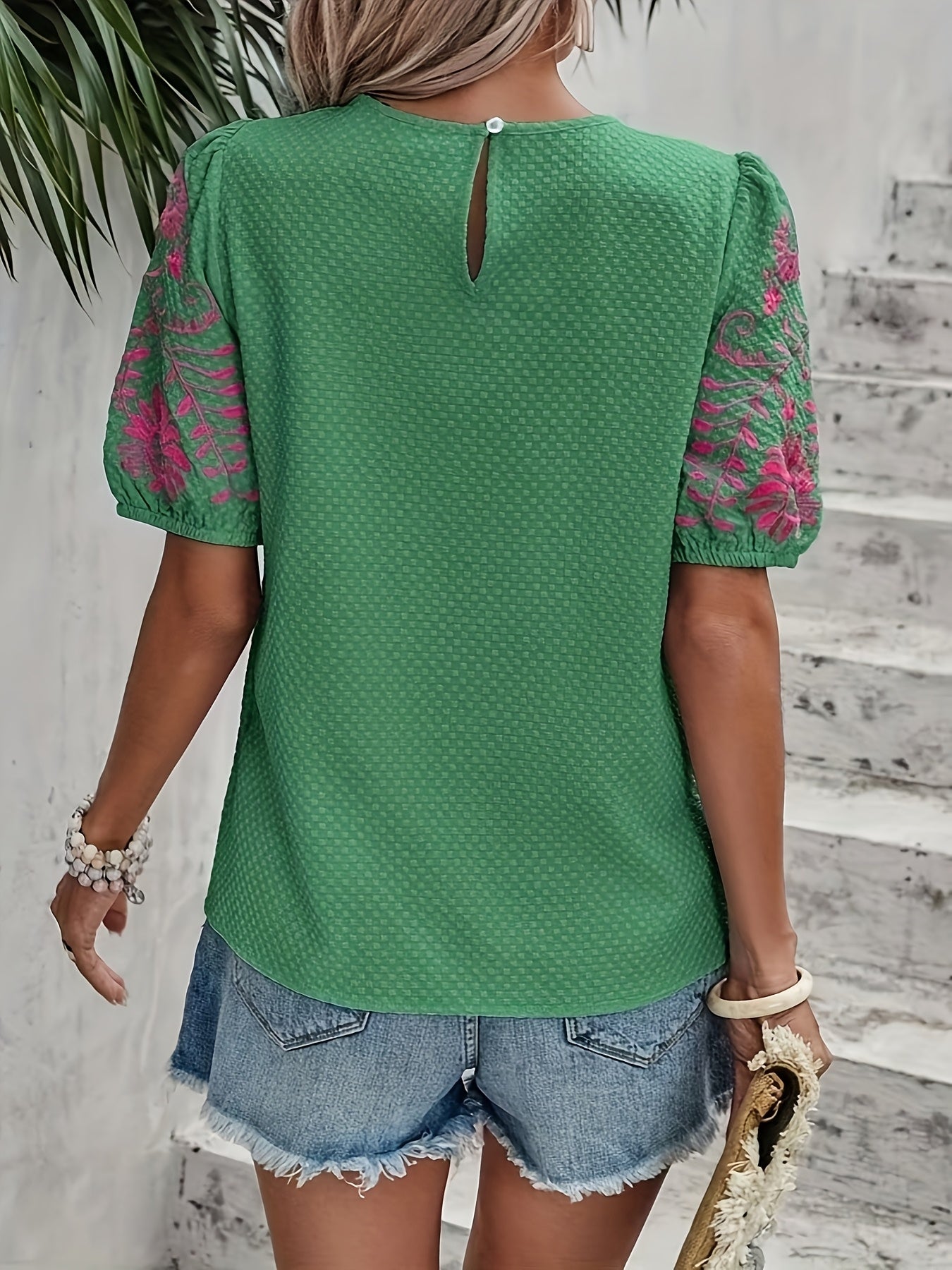 Laberta | Verspieltes Blusenshirt mit Puffärmeln & Floraler Stickerei an den Ärmeln – Sommerlich, Feminin & Luftig