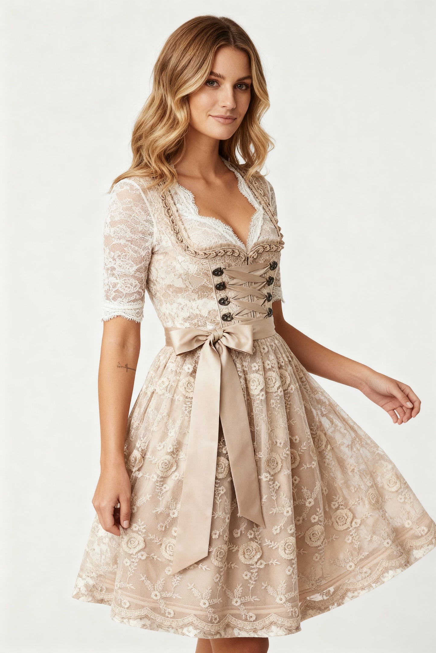 Dirndl Elegance | Traditionelles Deutsches Dirndlkleid mit Schnürmieder & Spitzenbluse