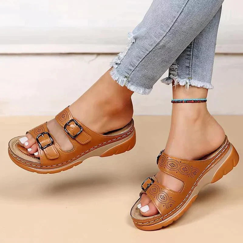 Jana | Damen Plateausandalen mit Doppelriemen & Verstellbarer Schnalle – Offen für Komfort & Stil