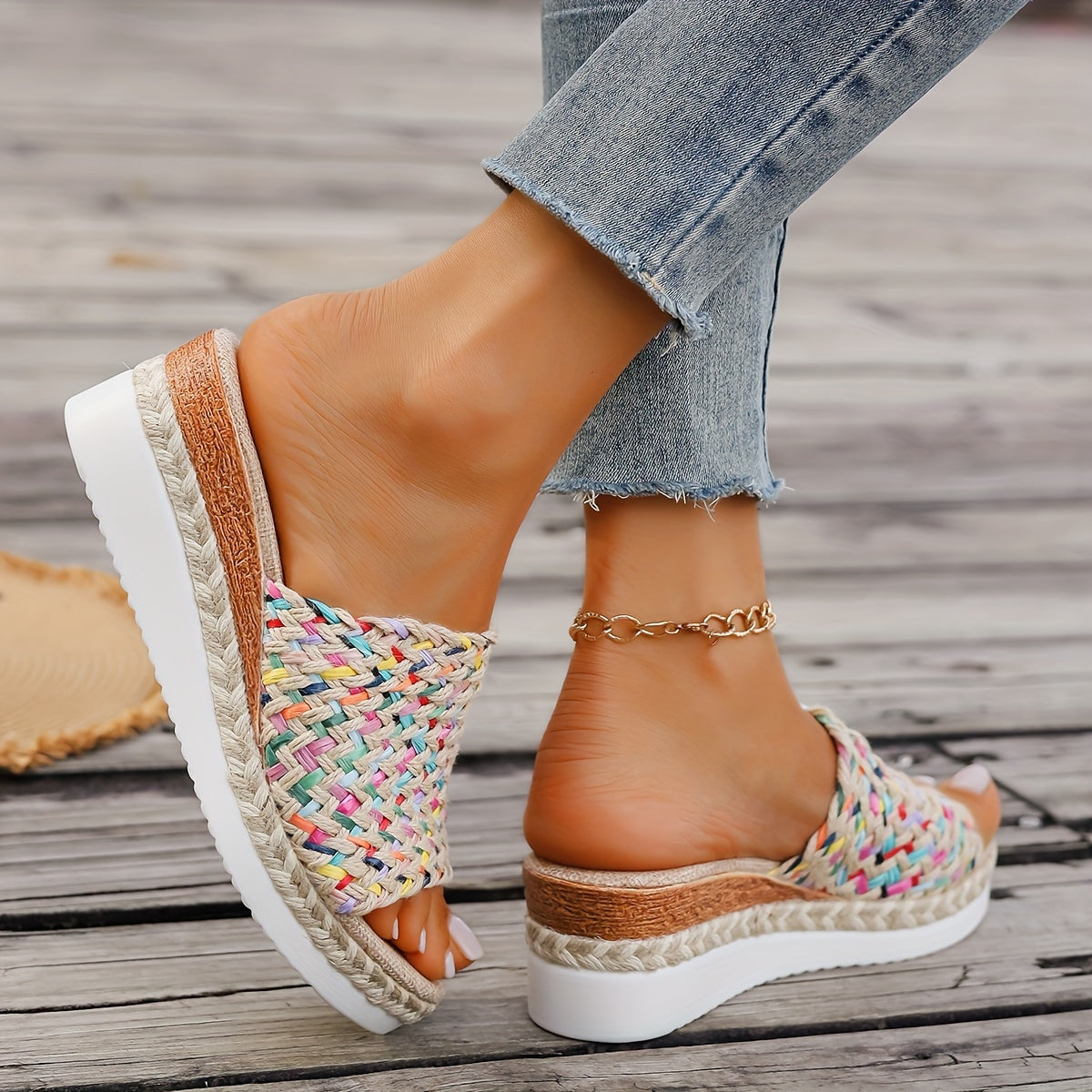 Rini | Damen Plateau-Slipper mit gewebtem Multicolor-Riemen – Bequeme Sommer-Pantoletten im Boho-Stil