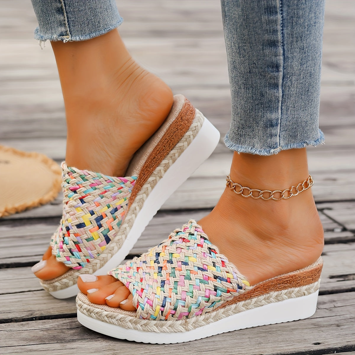 Rini | Damen Plateau-Slipper mit gewebtem Multicolor-Riemen – Bequeme Sommer-Pantoletten im Boho-Stil