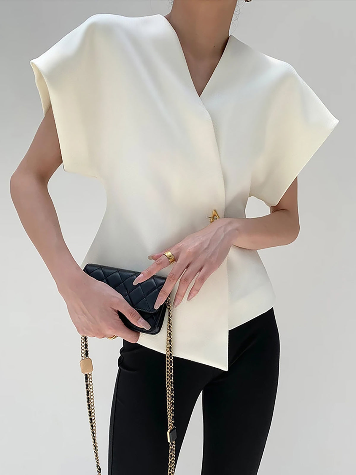 Damenbluse mit Knopfleiste und V-Ausschnitt – Elegant, Leicht & Vielseitig
