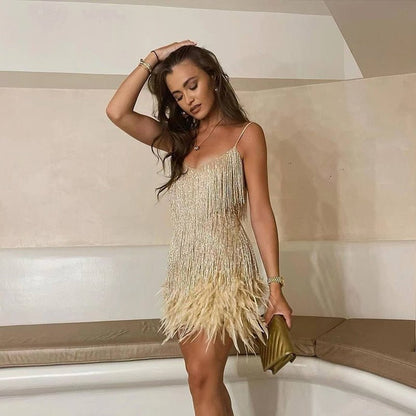 Abendkleid mit Federdetails – Glamourös, Elegant & Ausdrucksstark