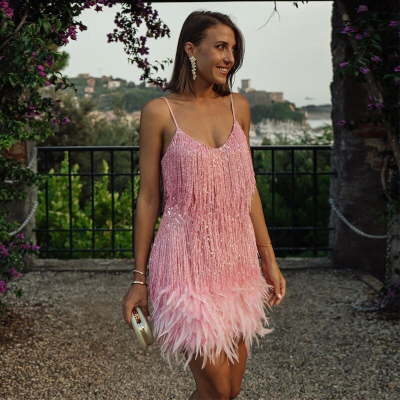 Abendkleid mit Federdetails – Glamourös, Elegant & Ausdrucksstark