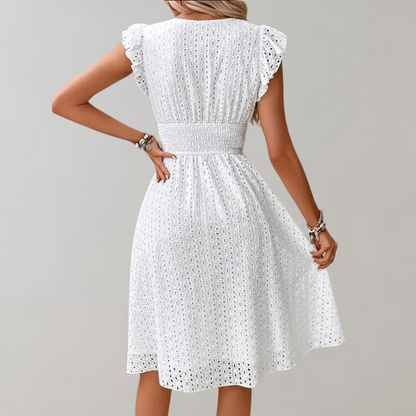 Sabrine | White Summer Dress - Luftiges Damen Sommerkleid mit Rüschen, V-Ausschnitt & Taillenbetonung