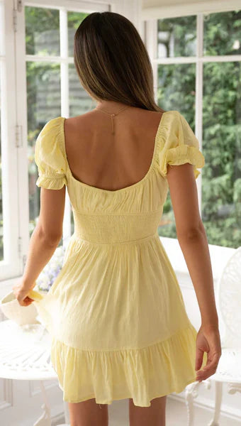 Cessy | Sommerliches Mini-Kleid mit Puffärmeln, eckigem Ausschnitt & Rüschenrock