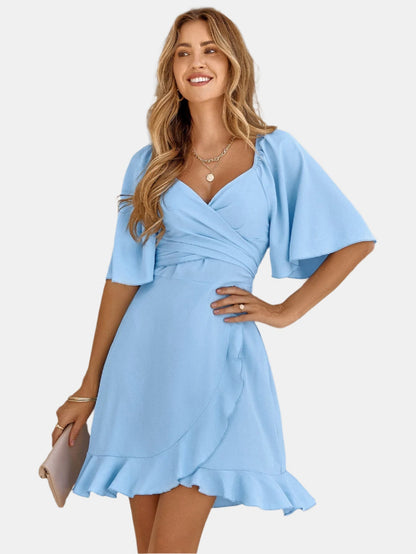 Minarda | Light Blue Wickelkleid mit Volant-Saum | Sommerliches Midi Kleid mit Flatterärmeln & V-Ausschnitt