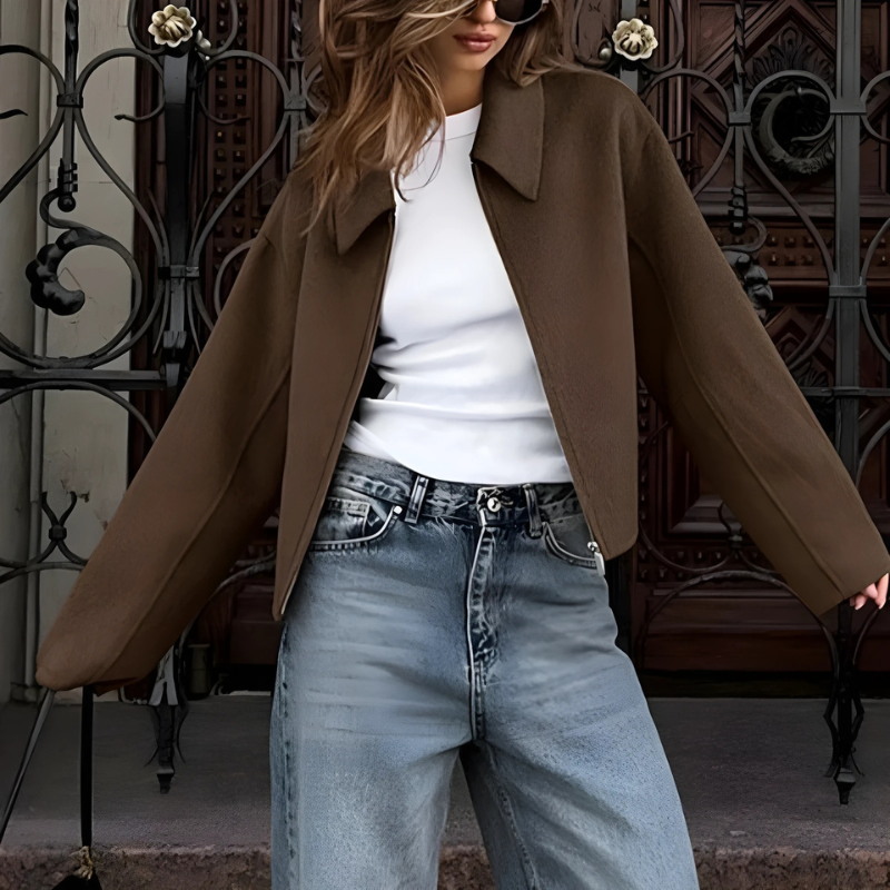 Illyria | Damen Kurzjacke mit Boxy Fit, Reißverschluss und spitzem Kragen