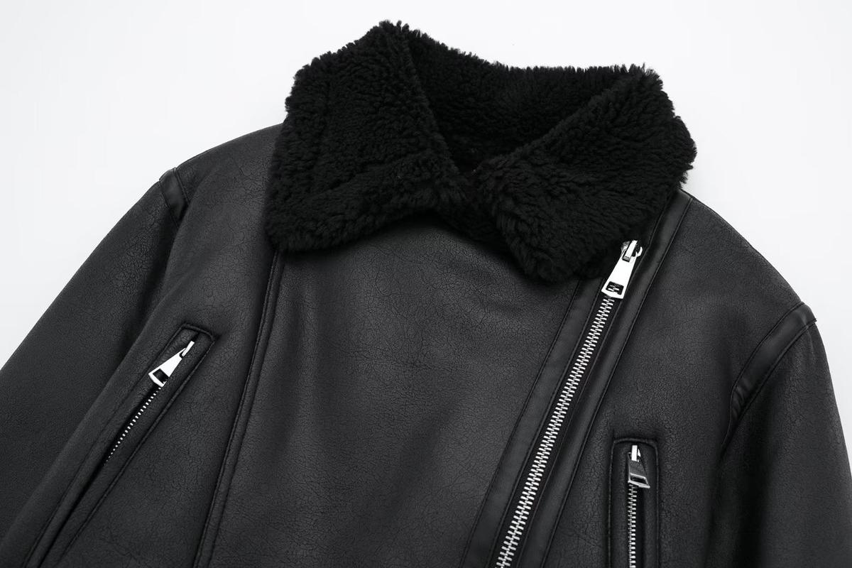 Kurze Damen Winterjacke mit Kunstfellkragen | Schwarz, Wattiert & Modern