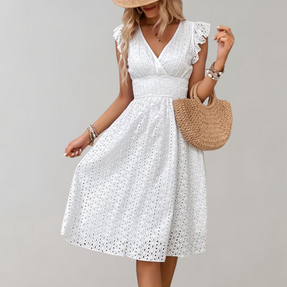 Sabrine | White Summer Dress - Luftiges Damen Sommerkleid mit Rüschen, V-Ausschnitt & Taillenbetonung