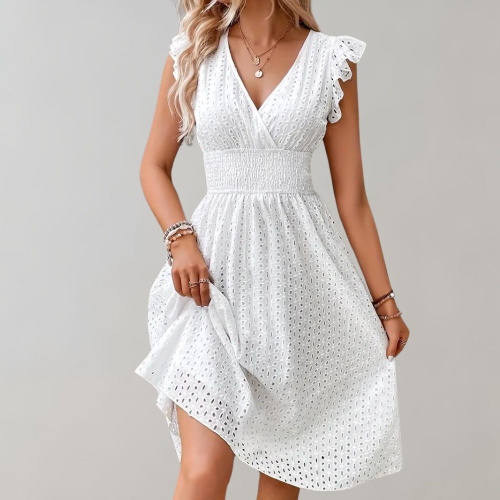 Sabrine | White Summer Dress - Luftiges Damen Sommerkleid mit Rüschen, V-Ausschnitt & Taillenbetonung