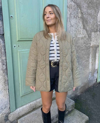 Eleri | Damen Leichte Steppjacke mit Knöpfen, lockere Passform & zeitlosem Design