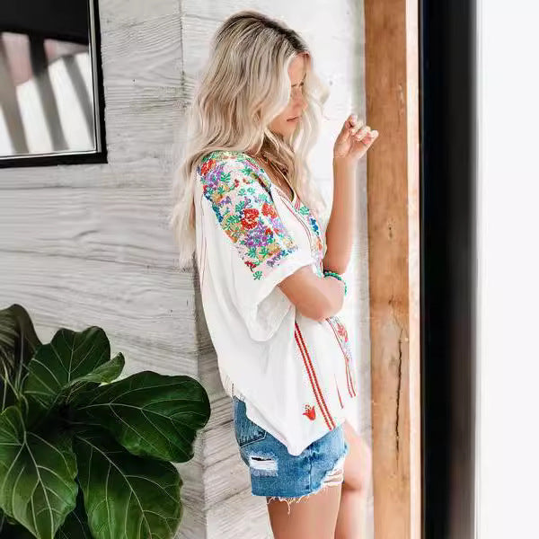 Amice | Damen Bluse mit V-Ausschnitt & floraler Stickerei – Elegante, locker fallende Sommerbluse in Unifarbe