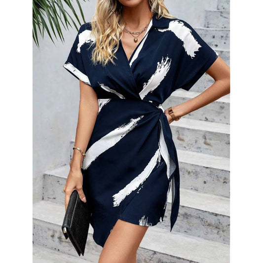 Helena | Wrap Dress mit Grafikmuster | V-Ausschnitt, Kurzarm & Mini-Länge aus Baumwollmix