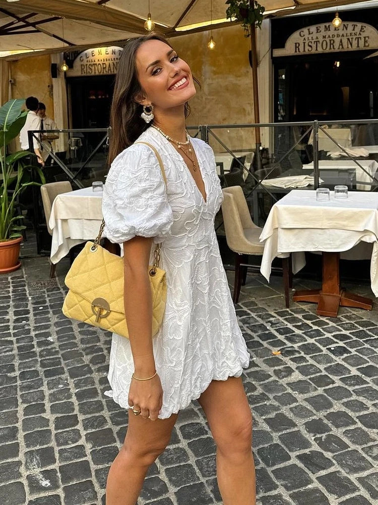 Lara | Weißes V-Ausschnitt Minikleid mit Puffärmeln & floraler Struktur