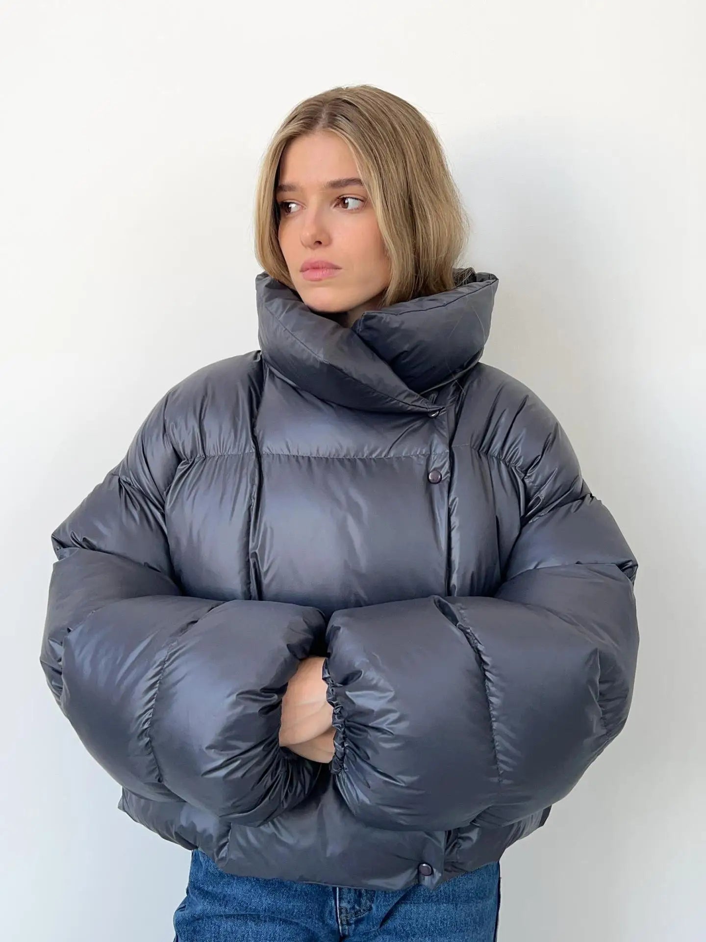 Kurze Damen Steppjacke mit Kapuze | Warm & Modern