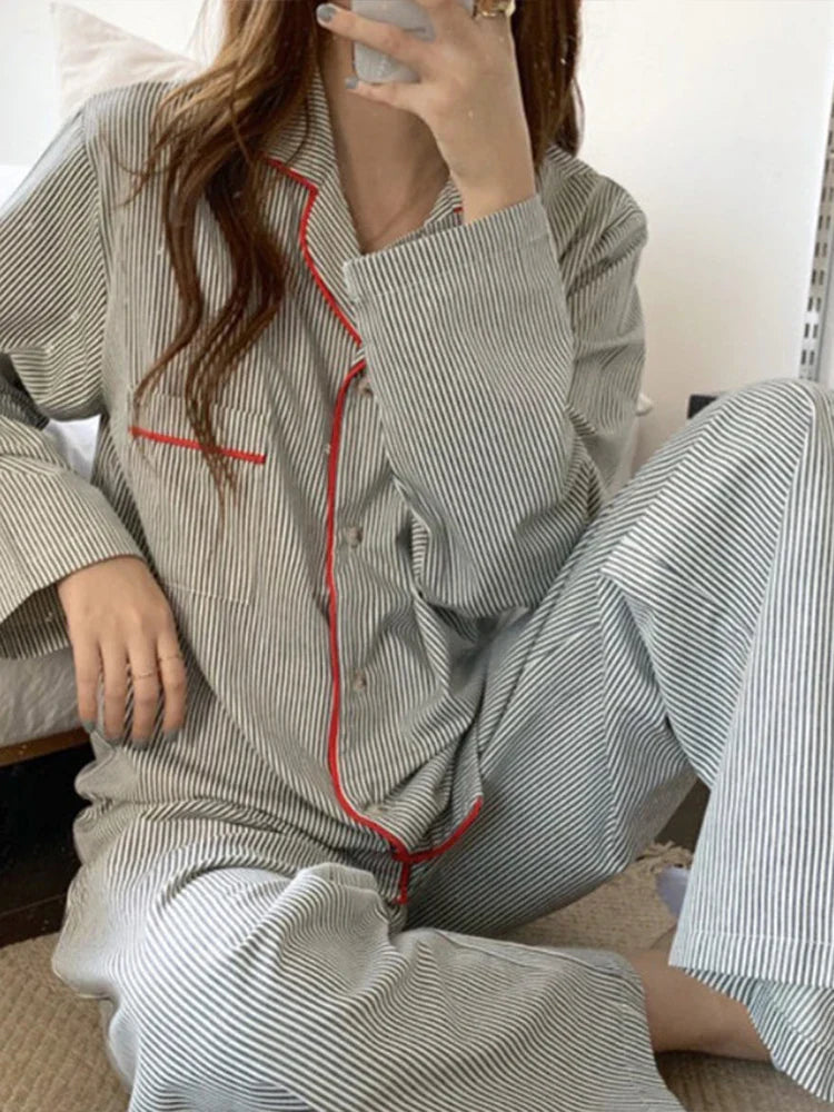 Quenella | Damen Pyjama Set Zweiteiler mit Gestreiftem Knopfhemd & Hose