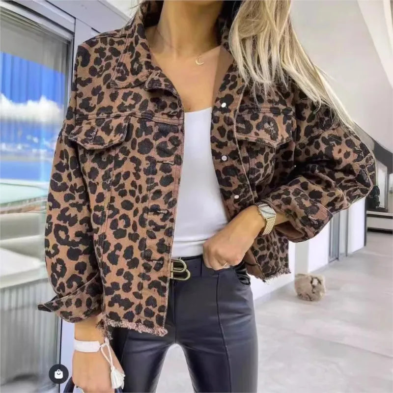 Lenna | Damen Jeansjacke mit Leopardenmuster – Stylische Freizeitjacke im Animal‑Print