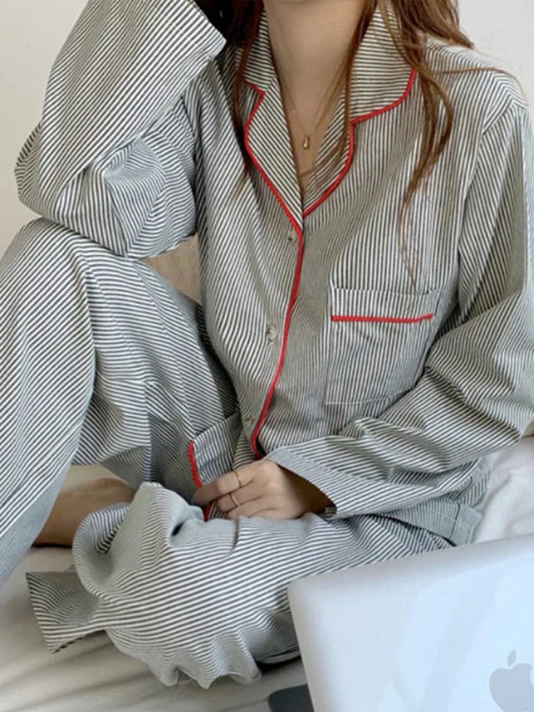 Quenella | Damen Pyjama Set Zweiteiler mit Gestreiftem Knopfhemd & Hose