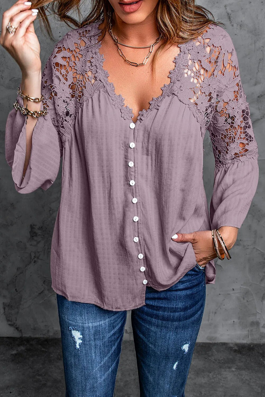 Diandra | Tiefe V-Neck Bluse mit Spitzen-Ärmeln & Blumen – Lässig & Elegant