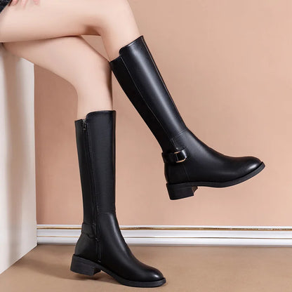 Tatienne | Damen Knee High Boots in Schwarz mit Metallschnalle & seitlichem Reißverschluss