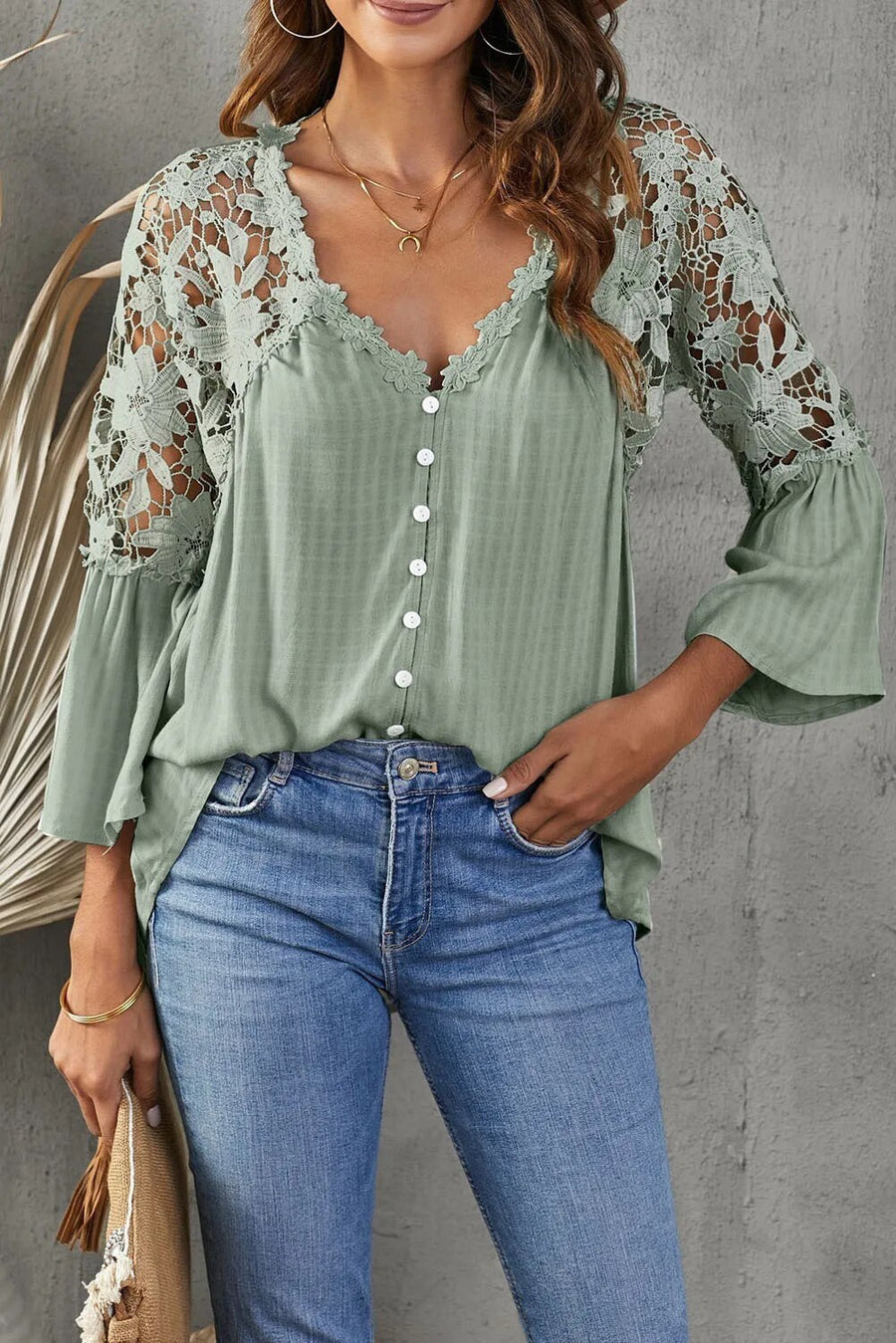Diandra | Tiefe V-Neck Bluse mit Spitzen-Ärmeln & Blumen – Lässig & Elegant