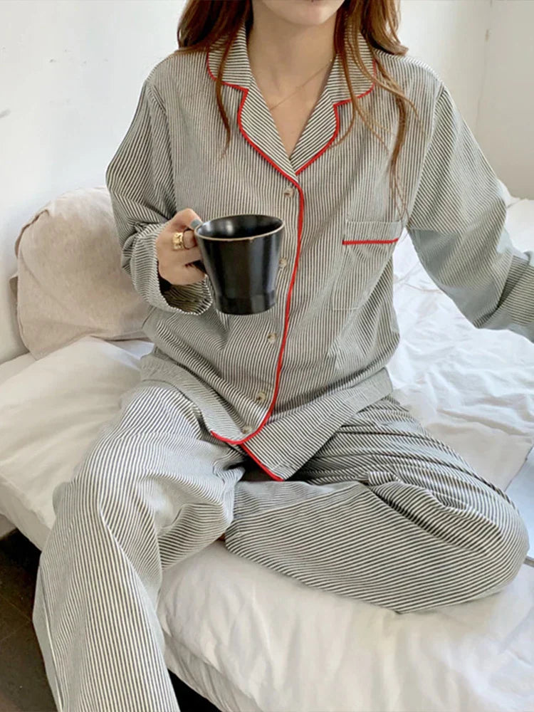 Quenella | Damen Pyjama Set Zweiteiler mit Gestreiftem Knopfhemd & Hose