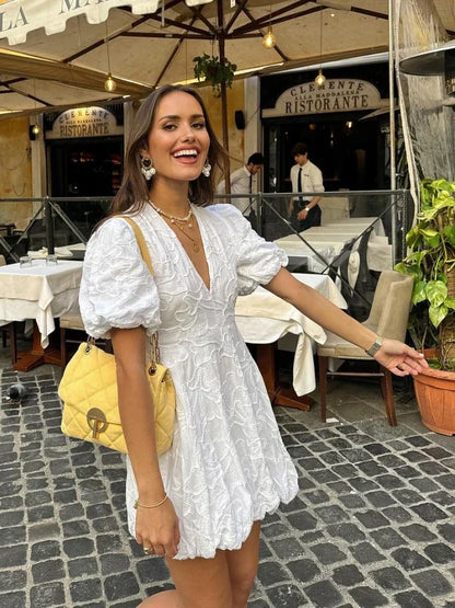 Lara | Weißes V-Ausschnitt Minikleid mit Puffärmeln & floraler Struktur