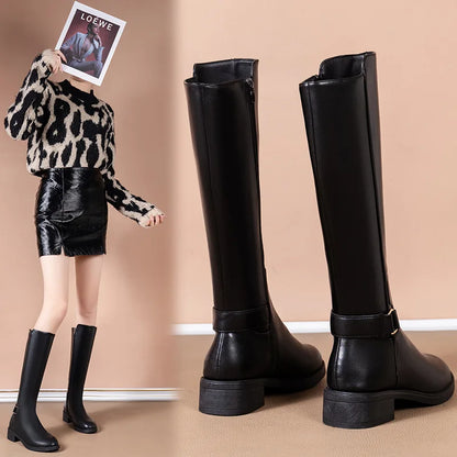 Tatienne | Damen Knee High Boots in Schwarz mit Metallschnalle & seitlichem Reißverschluss