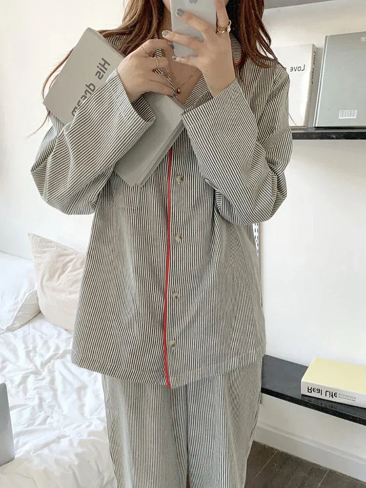 Quenella | Damen Pyjama Set Zweiteiler mit Gestreiftem Knopfhemd & Hose