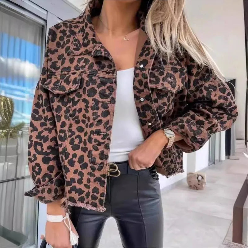Lenna | Damen Jeansjacke mit Leopardenmuster – Stylische Freizeitjacke im Animal‑Print