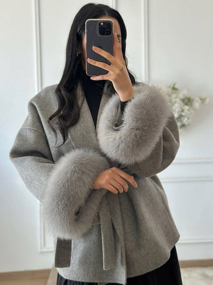 Eleganter Wickelmantel Damen mit Fellärmeln – Warm, Femininer Chic & Stilvoll im Winter