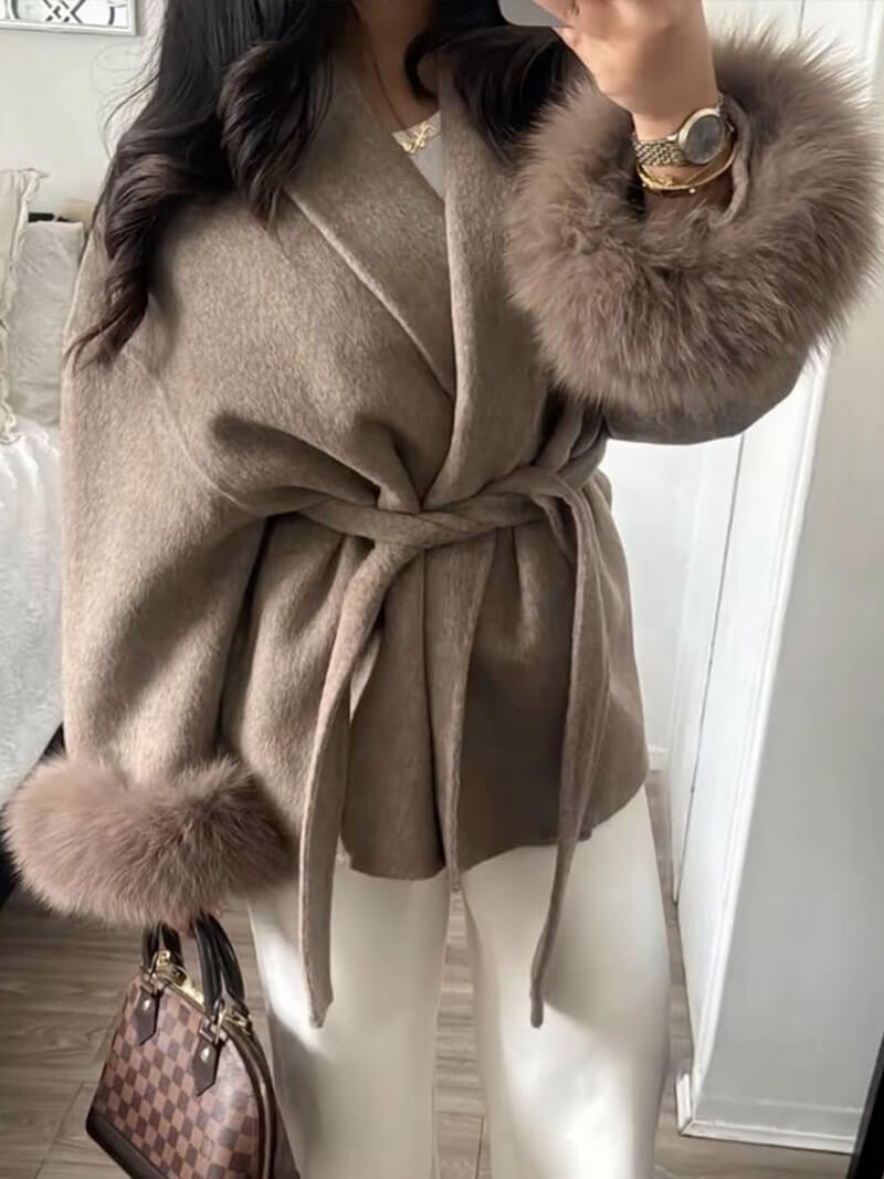 Eleganter Wickelmantel Damen mit Fellärmeln – Warm, Femininer Chic & Stilvoll im Winter