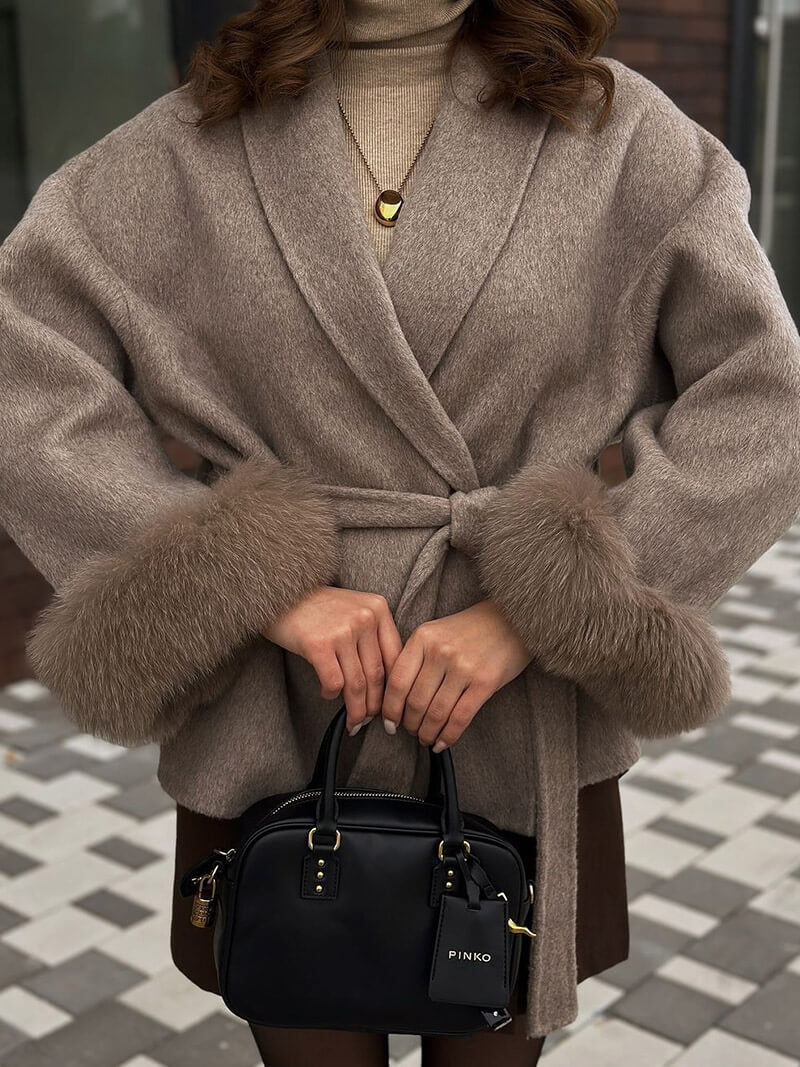 Eleganter Wickelmantel Damen mit Fellärmeln – Warm, Femininer Chic & Stilvoll im Winter