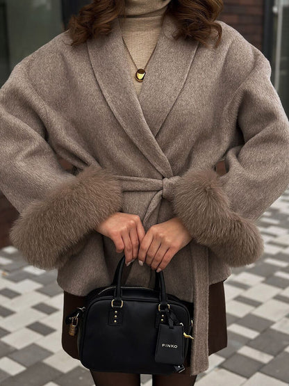 Eleganter Wickelmantel Damen mit Fellärmeln – Warm, Femininer Chic & Stilvoll im Winter