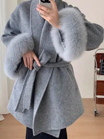 Eleganter Wickelmantel Damen mit Fellärmeln – Warm, Femininer Chic & Stilvoll im Winter
