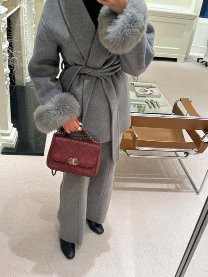 Eleganter Wickelmantel Damen mit Fellärmeln – Warm, Femininer Chic & Stilvoll im Winter