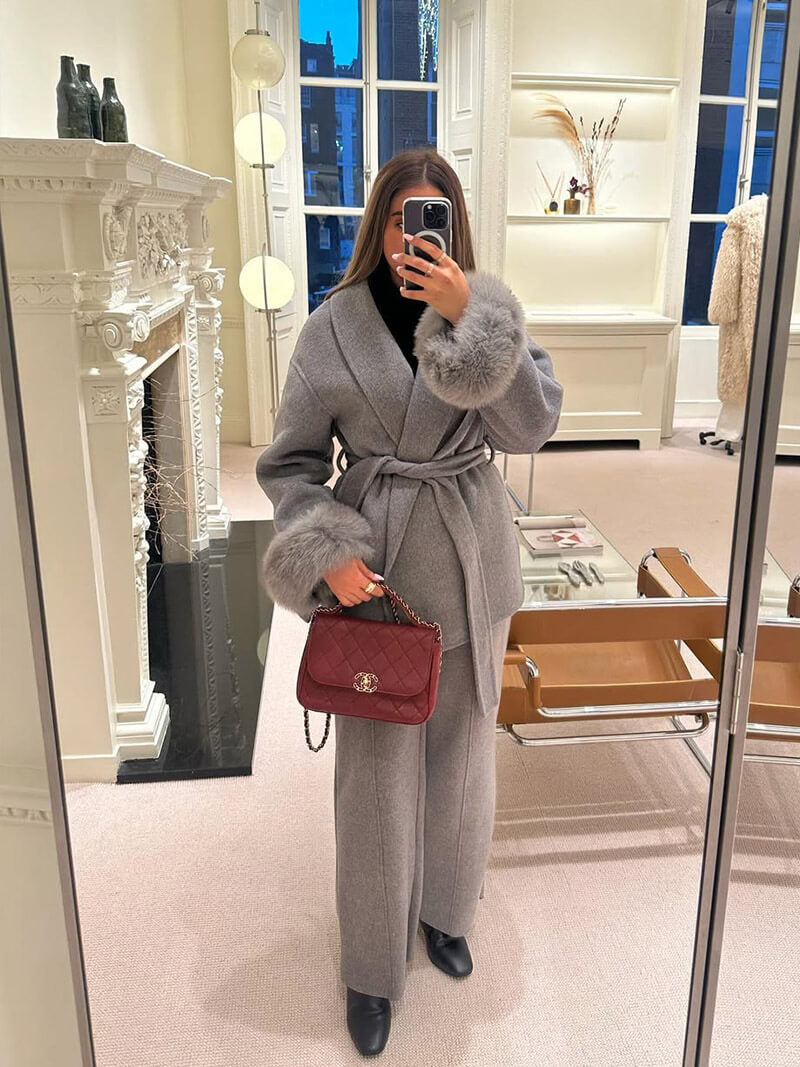 Eleganter Wickelmantel Damen mit Fellärmeln – Warm, Femininer Chic & Stilvoll im Winter