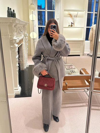Eleganter Wickelmantel Damen mit Fellärmeln – Warm, Femininer Chic & Stilvoll im Winter