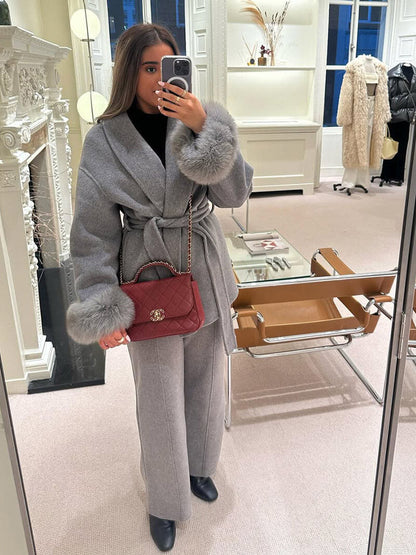 Eleganter Wickelmantel Damen mit Fellärmeln – Warm, Femininer Chic & Stilvoll im Winter
