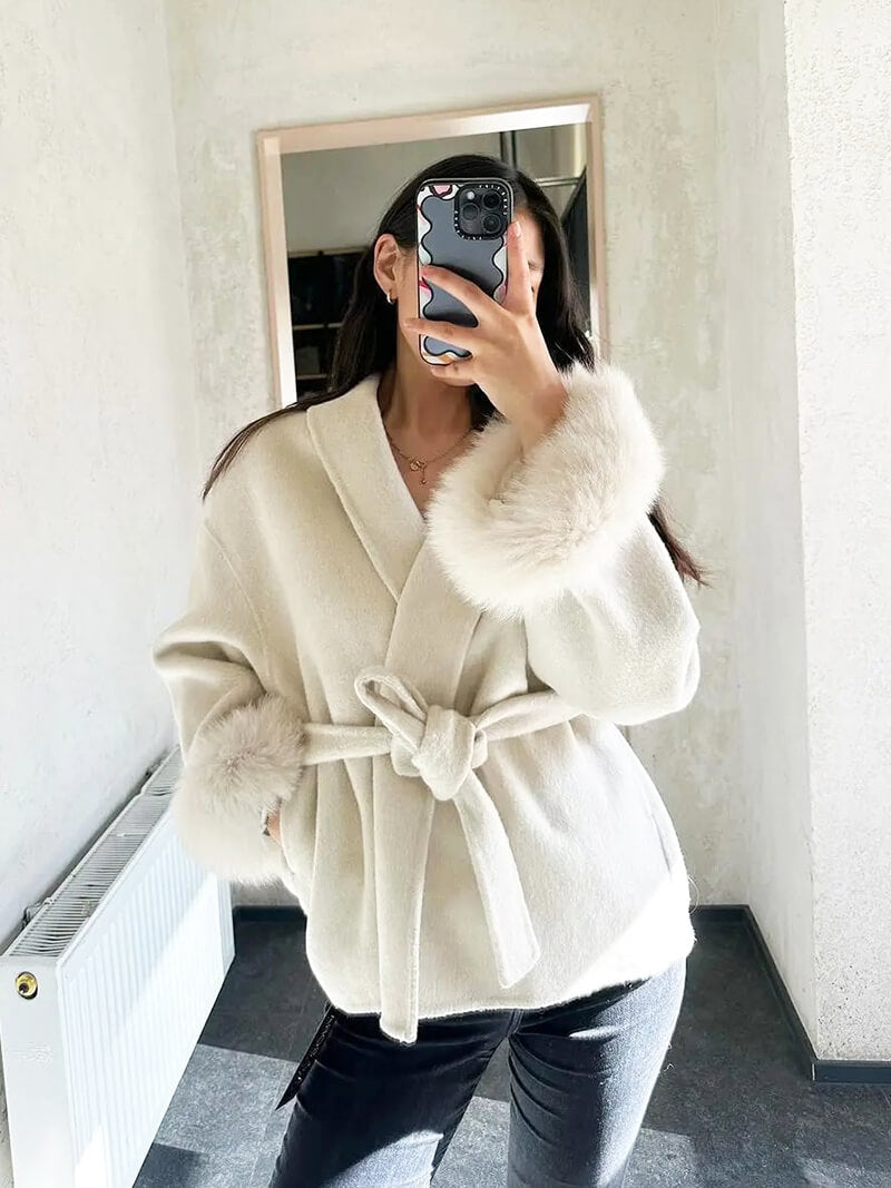 Eleganter Wickelmantel Damen mit Fellärmeln – Warm, Femininer Chic & Stilvoll im Winter