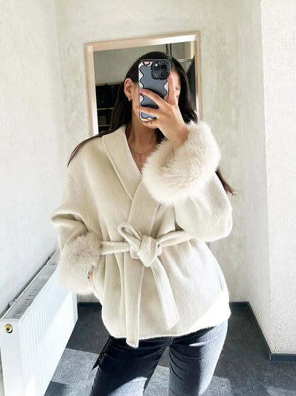 Eleganter Wickelmantel Damen mit Fellärmeln – Warm, Femininer Chic & Stilvoll im Winter
