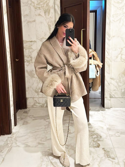 Eleganter Wickelmantel Damen mit Fellärmeln – Warm, Femininer Chic & Stilvoll im Winter